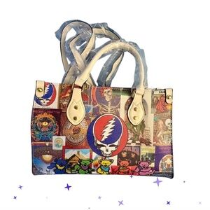 New-Grateful Dead Graphic Logo
Small Tote Bag
Vegan Leather
White handle
